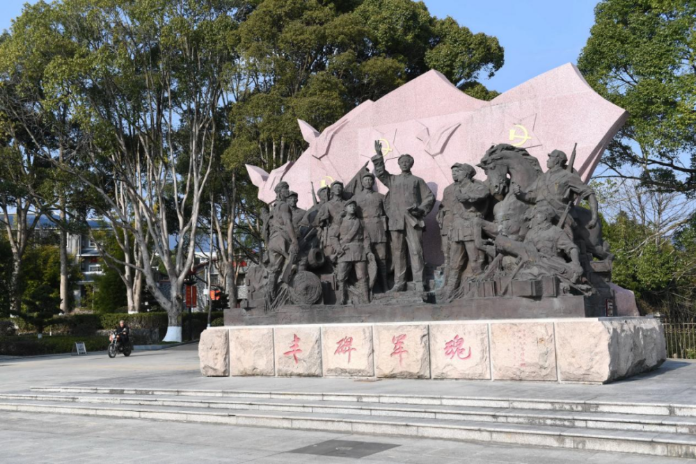 古田會(huì)議紀(jì)念館前的“豐碑軍魂”雕塑群（ 2021年1月25日攝）。新華社記者林善傳攝